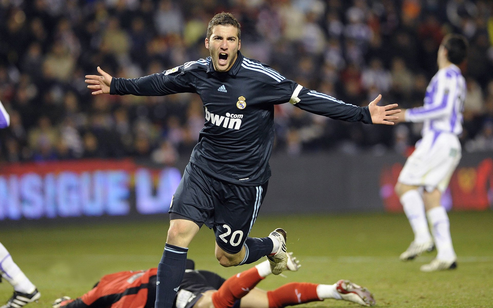 曼联在主场爆冷战胜劲敌，积分榜上升新高度